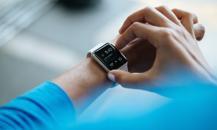 smartwatch-828786_1920-749x516