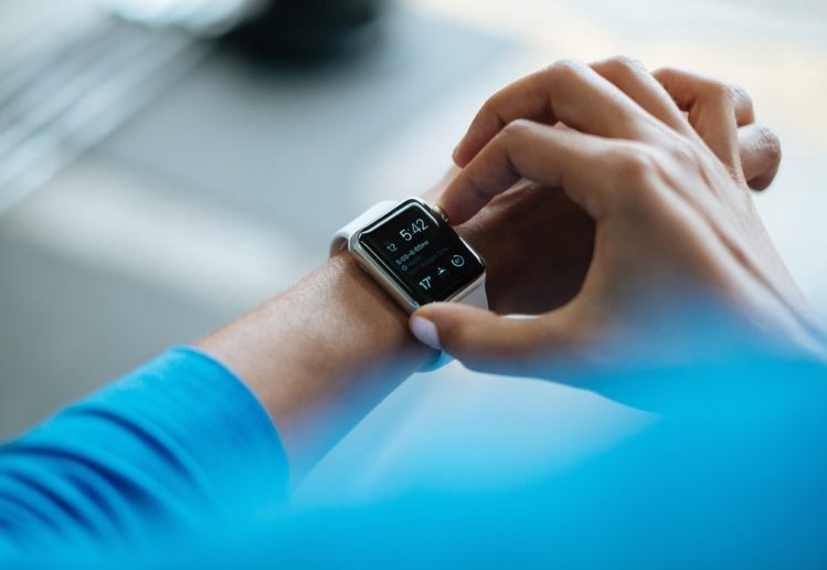 smartwatch-828786_1920-749x516